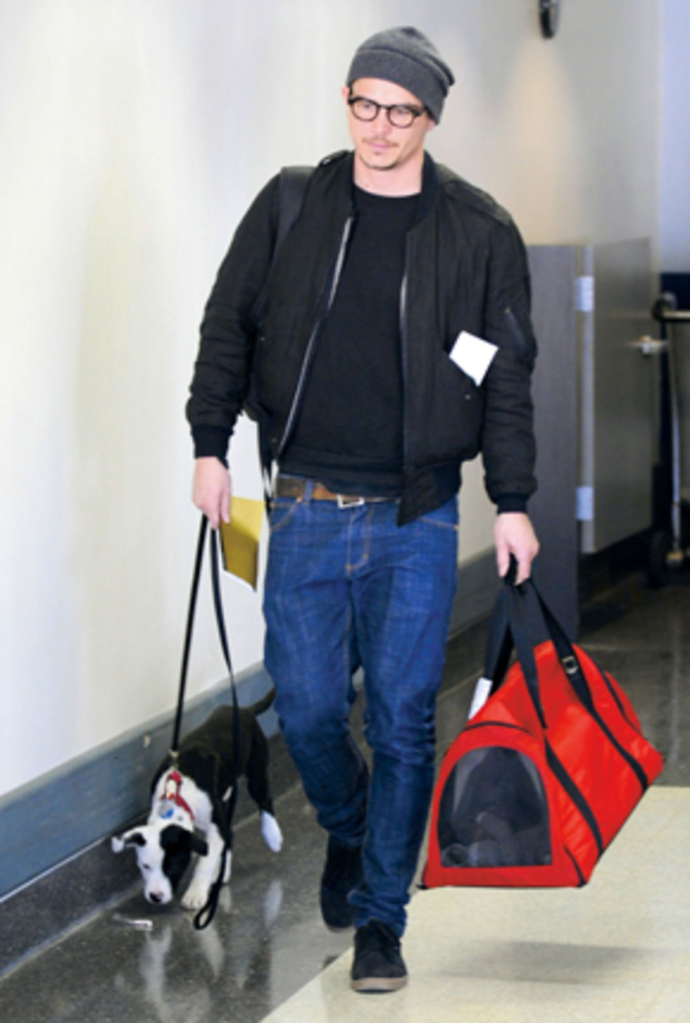 Glumac Džoš Hartnet (31) nedavno je uslikan dok je sa svojim psom na privatnom aerodromu u Los Anđelesu poništavao bording kartu.