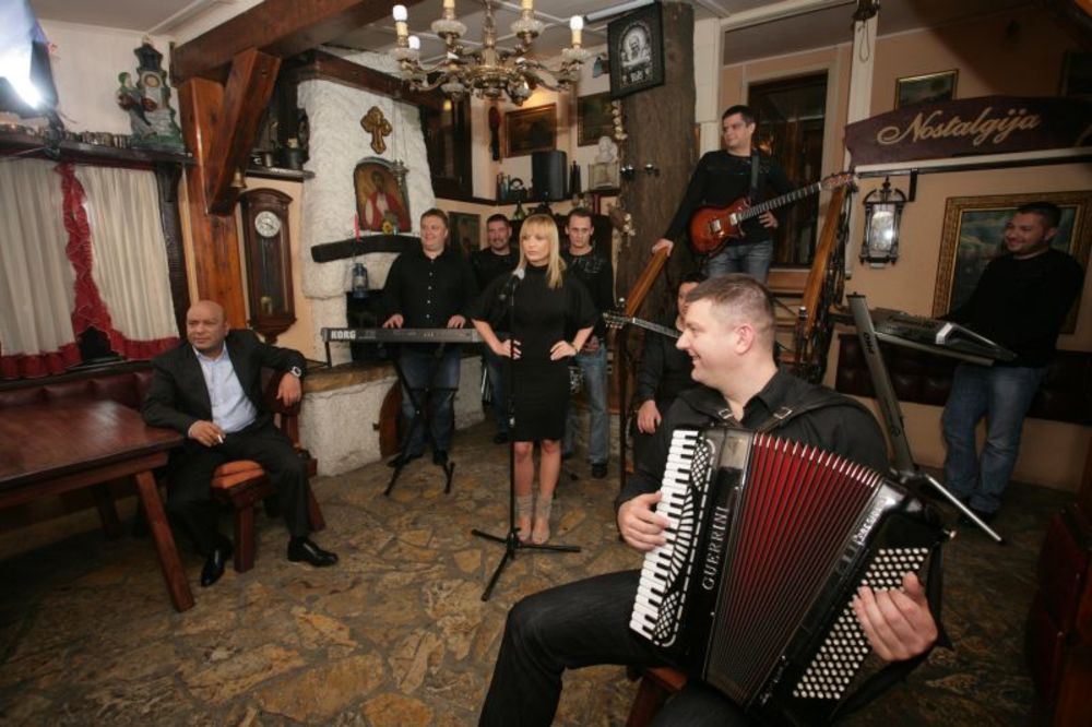 Folk pevač Džej Ramadanovski snimio je spot za pesmu Zrno mudrosti  sa kojom je nastupio na ovogodišnjem Aksal Grand festivalu. Video za već slušanu numeru sniman je u prestoničkom lokalu Nostalgija.