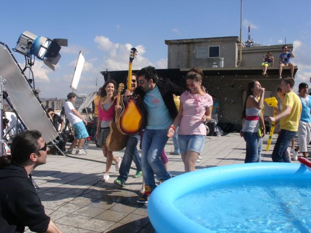 Popularni dvojac Flamingosi, Marinko Madžgalj i Ognjen Amidžić, ojačani glumicom Draganom Dabović, snimili su pesmu i spot Sladoled, čiji će kadrovi biti i reklama za ledenu Nestlé poslasticu Hit.