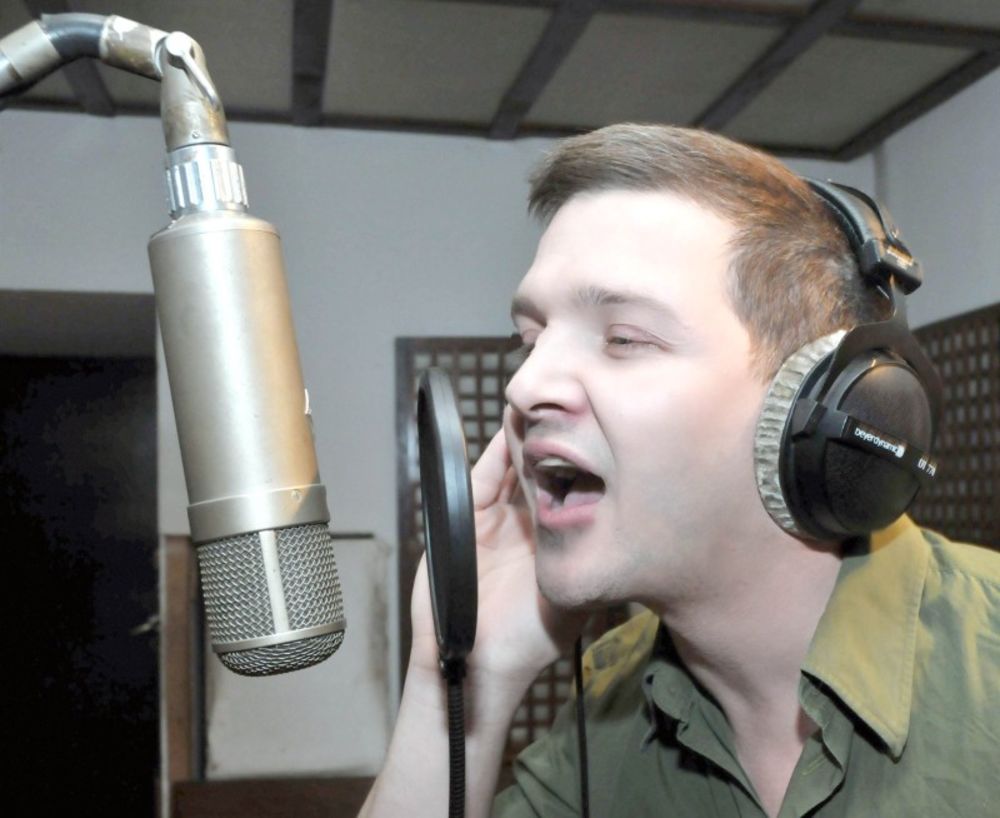 Pop pevač Aleksa Jelić ovih dana privodi kraju snimanje svog drugog albuma Javna tajna u izdanju PGP RTS.