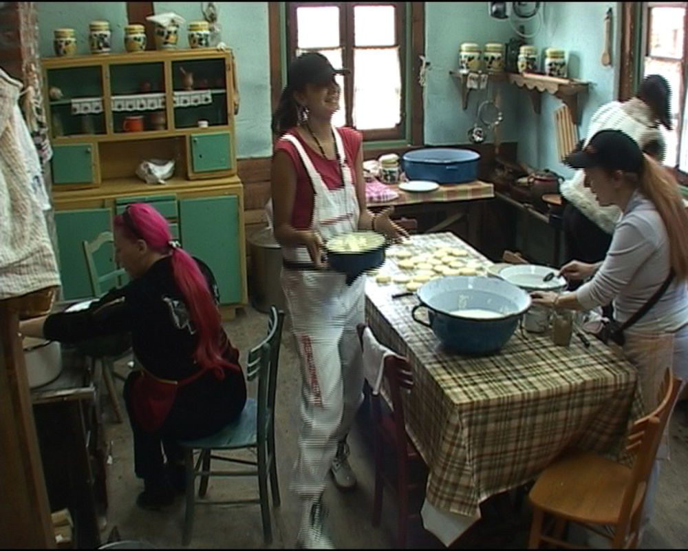 Strast na imanju kao da su se malo stišale, a učesnici najpopularnijeg rijalitija posvećuju više pažnje svakodnevnim obavezama. Ipak, simpatije koje se razvijaju među nekim farmerima sve je teže sakriti.