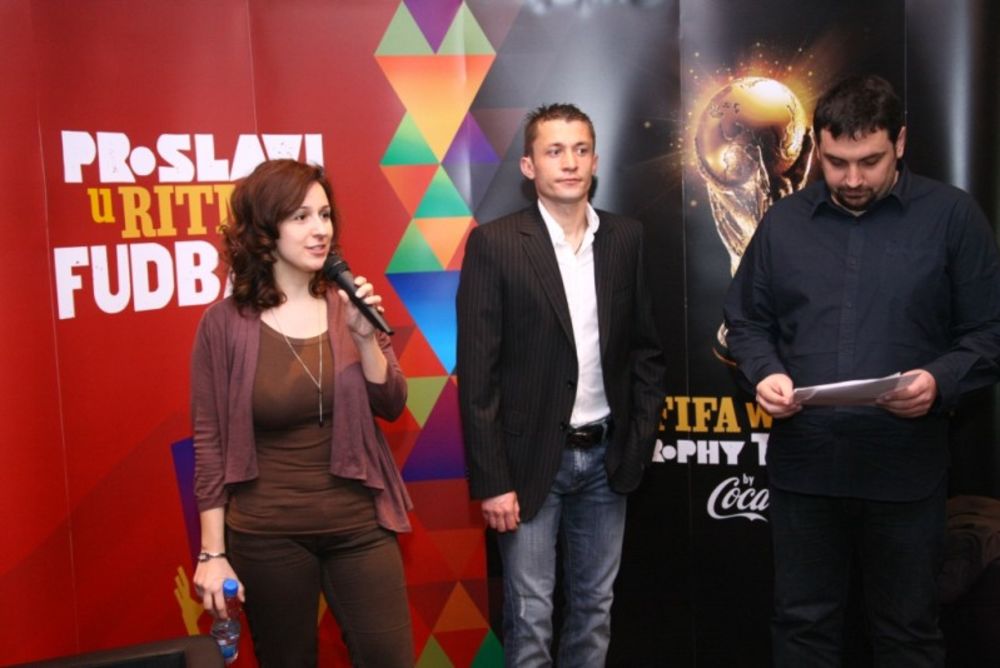 Uoči dolaska čuvenog FIFA trofeja u Srbiju, fudbaler Partizana Saša Ilić i predstavnici medija sakupili novac za program Voda za škole