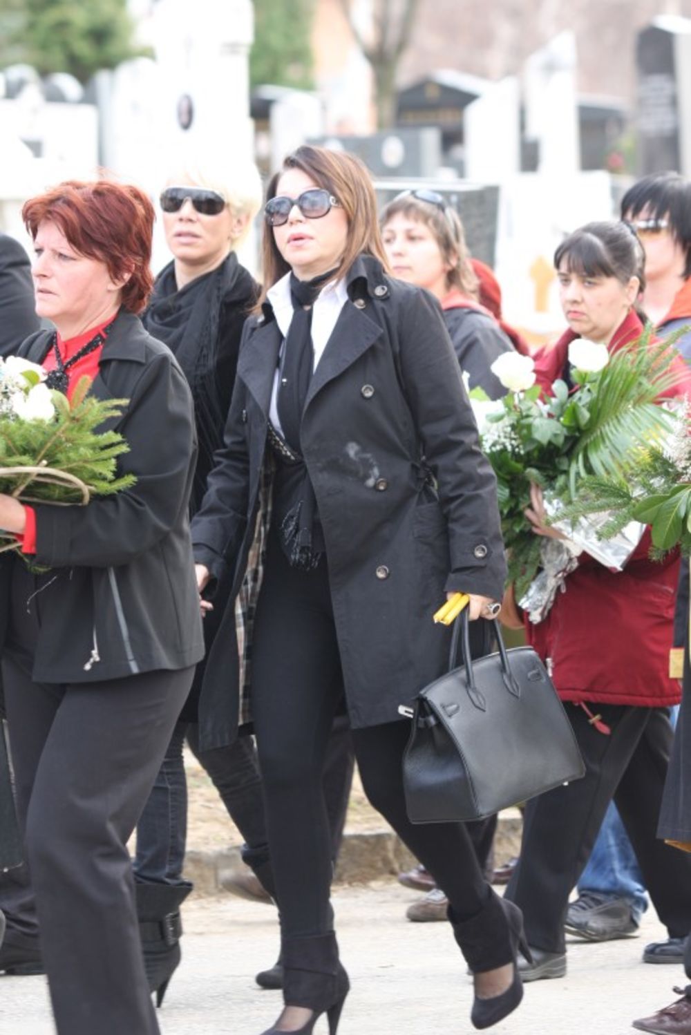 Tragično nastradala pevačica sahranjena je danas na Novom groblju u Beogradu, a pored porodice i prijatelja, na večni počinak Kseniju Pajčin ispratilo je još nekoliko hiljada ljudi