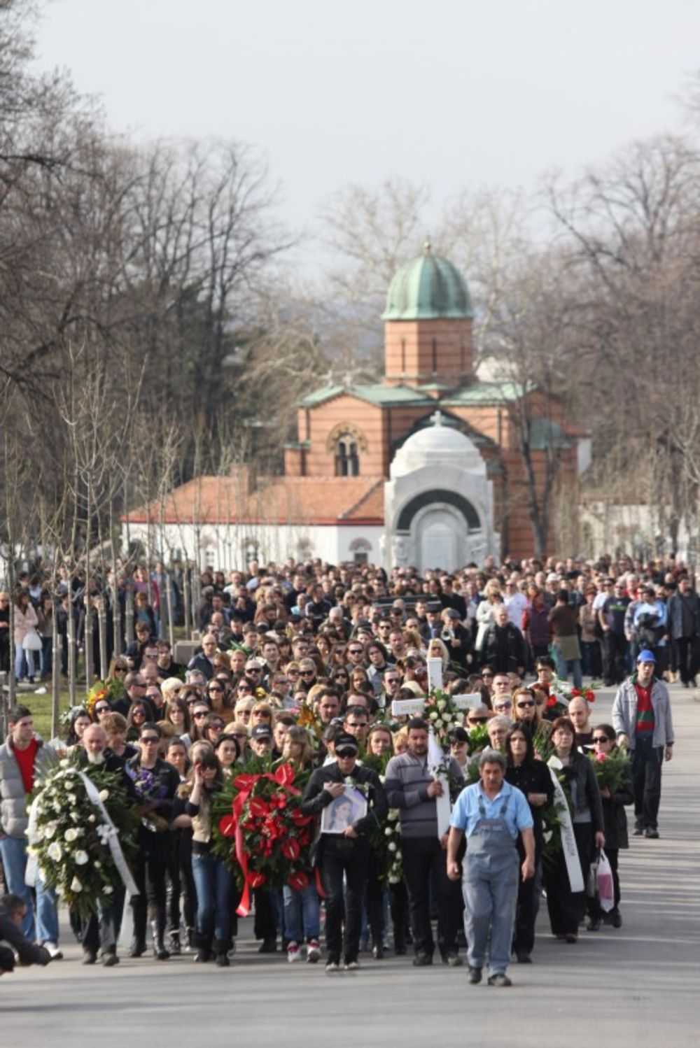 Tragično nastradala pevačica sahranjena je danas na Novom groblju u Beogradu, a pored porodice i prijatelja, na večni počinak Kseniju Pajčin ispratilo je još nekoliko hiljada ljudi