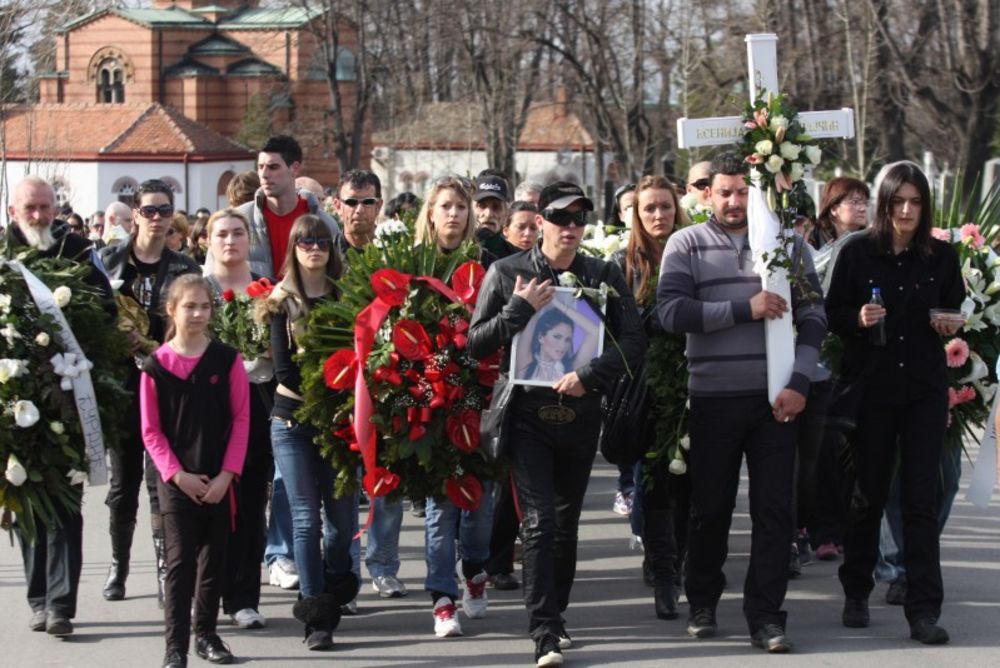 Tragično nastradala pevačica sahranjena je danas na Novom groblju u Beogradu, a pored porodice i prijatelja, na večni počinak Kseniju Pajčin ispratilo je još nekoliko hiljada ljudi