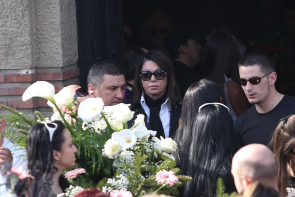 Tragično nastradala pevačica sahranjena je danas na Novom groblju u Beogradu, a pored porodice i prijatelja, na večni počinak Kseniju Pajčin ispratilo je još nekoliko hiljada ljudi