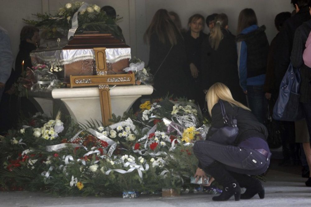 Cetinjem od juče odzvanjaju jecaji tuge za tragično nastradalim manekenom i sportistom Filipom Kapisodom, koji je danas u 16 časova sahranjen na starom gradskom groblju.