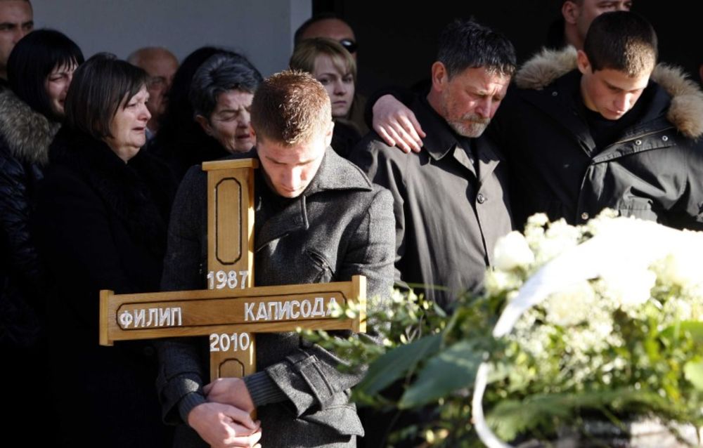 Cetinjem od juče odzvanjaju jecaji tuge za tragično nastradalim manekenom i sportistom Filipom Kapisodom, koji je danas u 16 časova sahranjen na starom gradskom groblju.