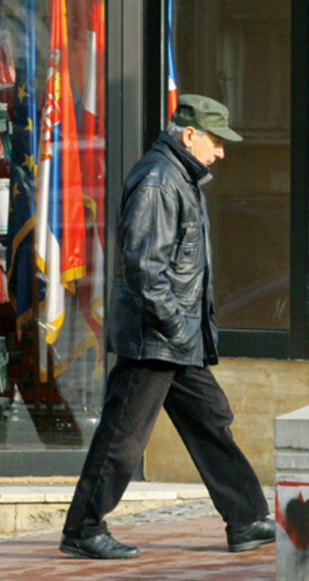 Kada nema probe u pozorištu i nastupe na daskama koje život znače, glumačka legenda Vlastimir Đuza Stojiljković (80) penzionerske dane uglavnom provodi u šetnjama.