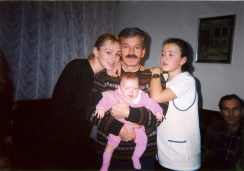 Anabela Đogani sa ocem Ahmedom i polusestrama Aidom i Ildom