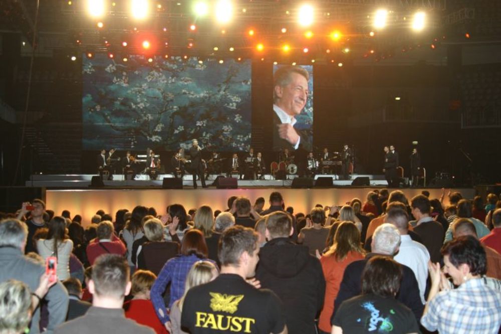Povodom Dana žena pevač Miroslav Ilić održao je spektakularan koncert u Zagrebu, a podršku iz publike su mu pružili supruga Gordana, ćerka Marija i zet Dragan Šutanovac.