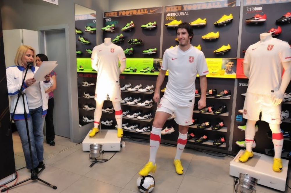 U Nike Performance Store radnji predstavljen je novi Nike gostujući dres fudbalske reprezentacije Srbije, koji će fudbaleri nositi i na Svetskom prvenstvu u Južnoj Africi 2010. godine