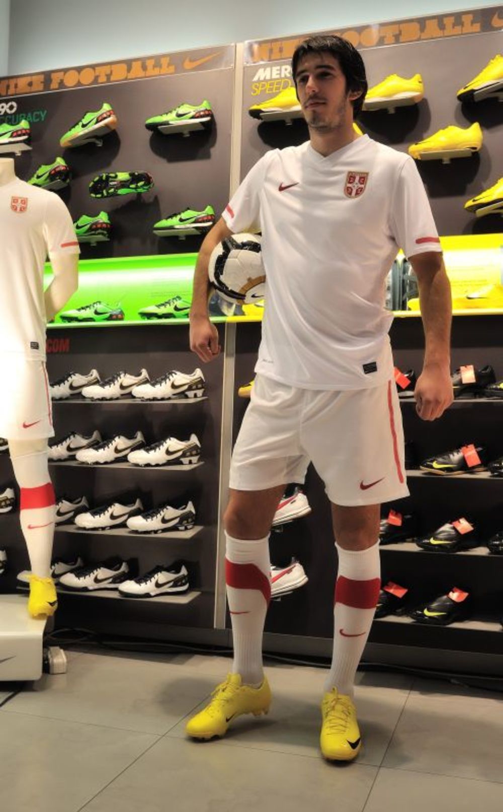 U Nike Performance Store radnji predstavljen je novi Nike gostujući dres fudbalske reprezentacije Srbije, koji će fudbaleri nositi i na Svetskom prvenstvu u Južnoj Africi 2010. godine