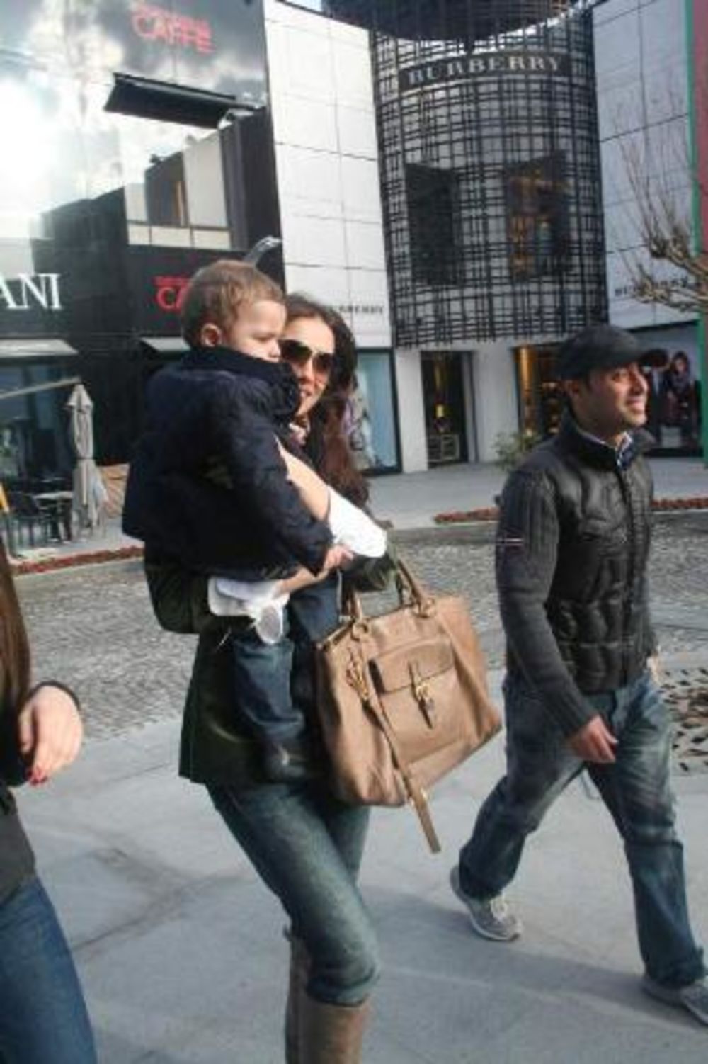 Čim je iz Srbije doputovala u Tursku, pop zvezda Emina Jahović- Sandal iskoristila je lepo vreme za šetnju Istanbulom, u koju se uputila sa sinom Jamanom i suprugom Mustafom. Slavna porodica nije mogla proći nezapaženo u centru grada, pa su ovaj njihov izlazak