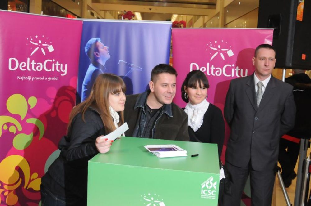 Pop pevač Vlado Georgiev družio se sa fanovima i delio autograme u Delta Cityju u susret koncertima koji će se održati 13, 14. i 15. februara u Sava Centru