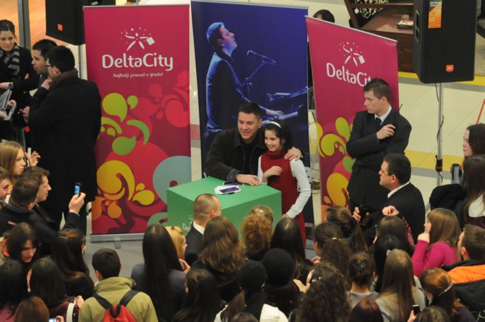 Pop pevač Vlado Georgiev družio se sa fanovima i delio autograme u Delta Cityju u susret koncertima koji će se održati 13, 14. i 15. februara u Sava Centru