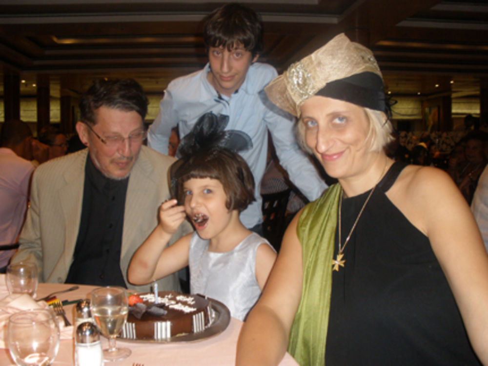 Popularna književnica Isidora Bjelica (43) i njen suprug, dramaturg Nebojša Pajkić (58) proveli su nezaboravnih četrnaest dana krstarići kruzerom Romantika u društvu svoje dece Vile Evanđeline (8) i Lava Gligorija (10).