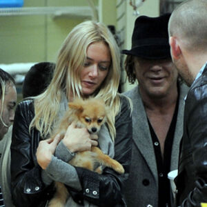 Miki Rurk sa devojkom kupuje kuče