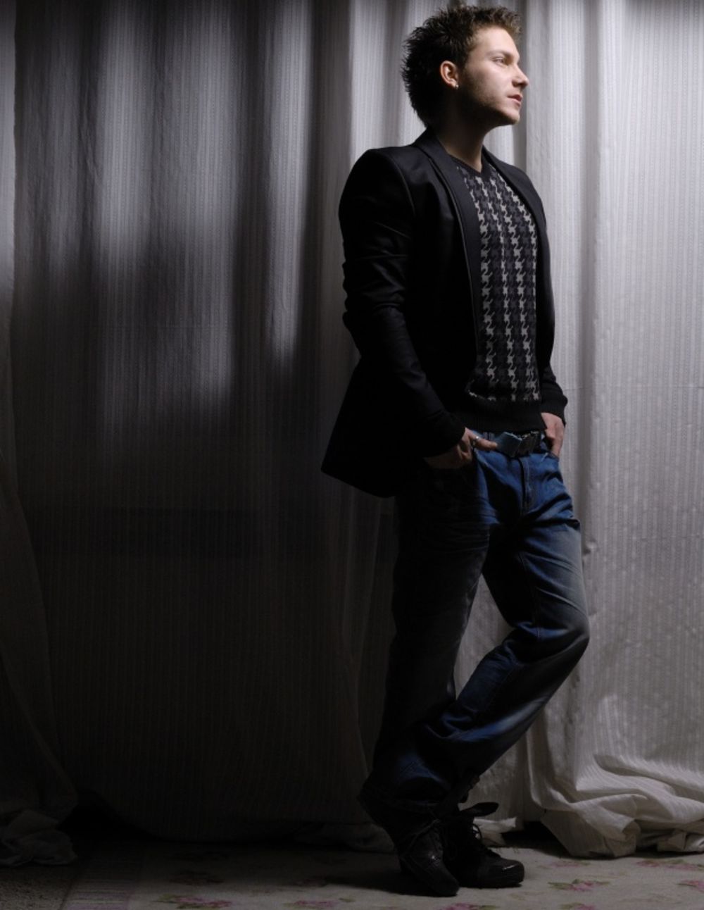 Popularni pevač Saša Kovačević svoj moderan vizuelni identitet izgradio je birajući jednostavne i jednobojne odevne kombinacije, u kojima je džins obavezan, dok za svečane prilike bira tamna odela