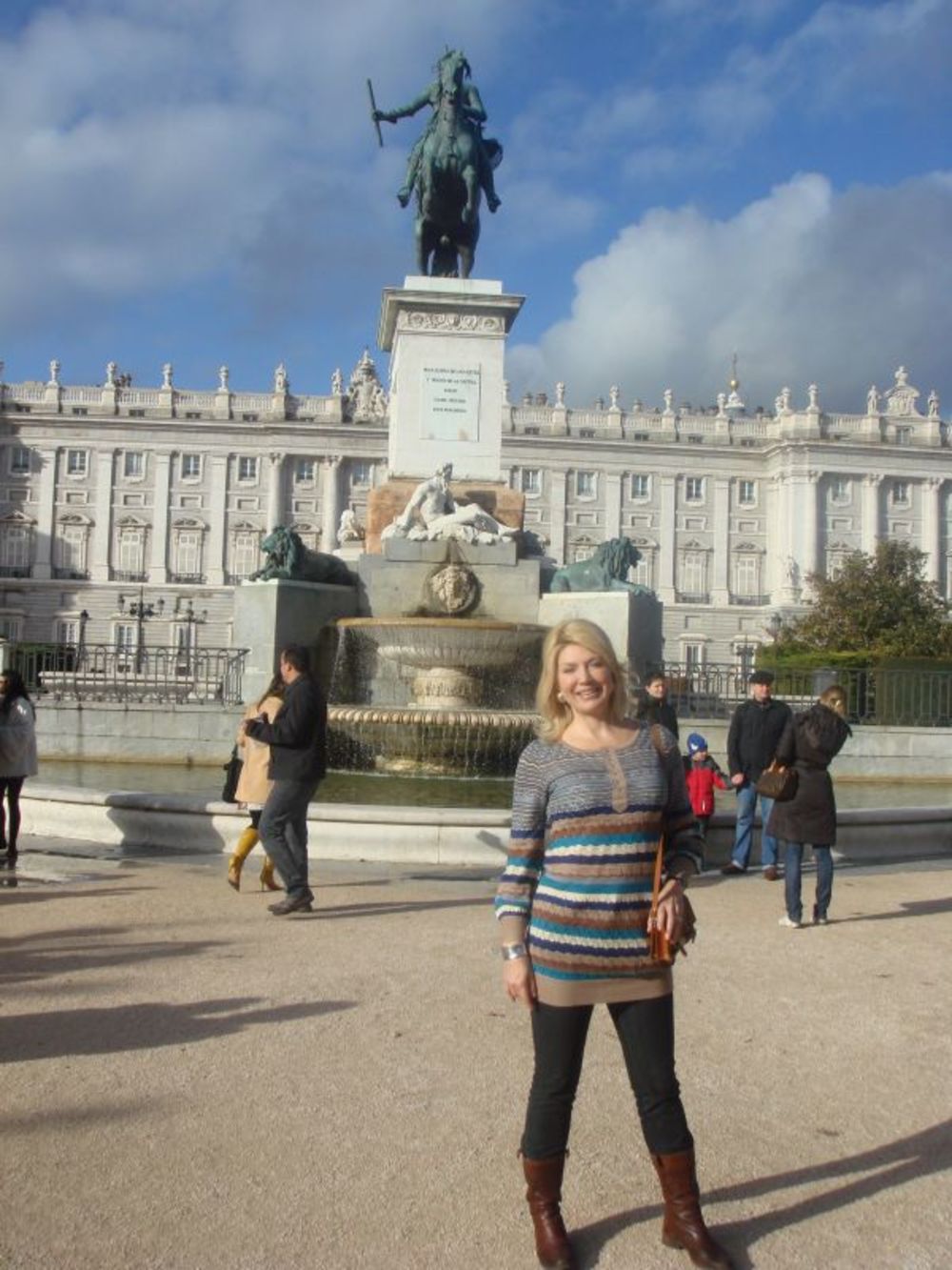 Popularna voditeljka nacionalne televizije Košava uživala je odmarajući se u Madridu sa svojim verenikom Simeonom.