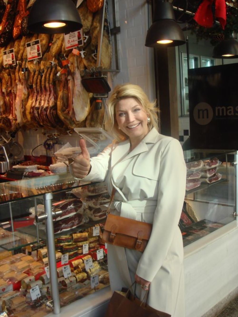 Popularna voditeljka nacionalne televizije Košava uživala je odmarajući se u Madridu sa svojim verenikom Simeonom.