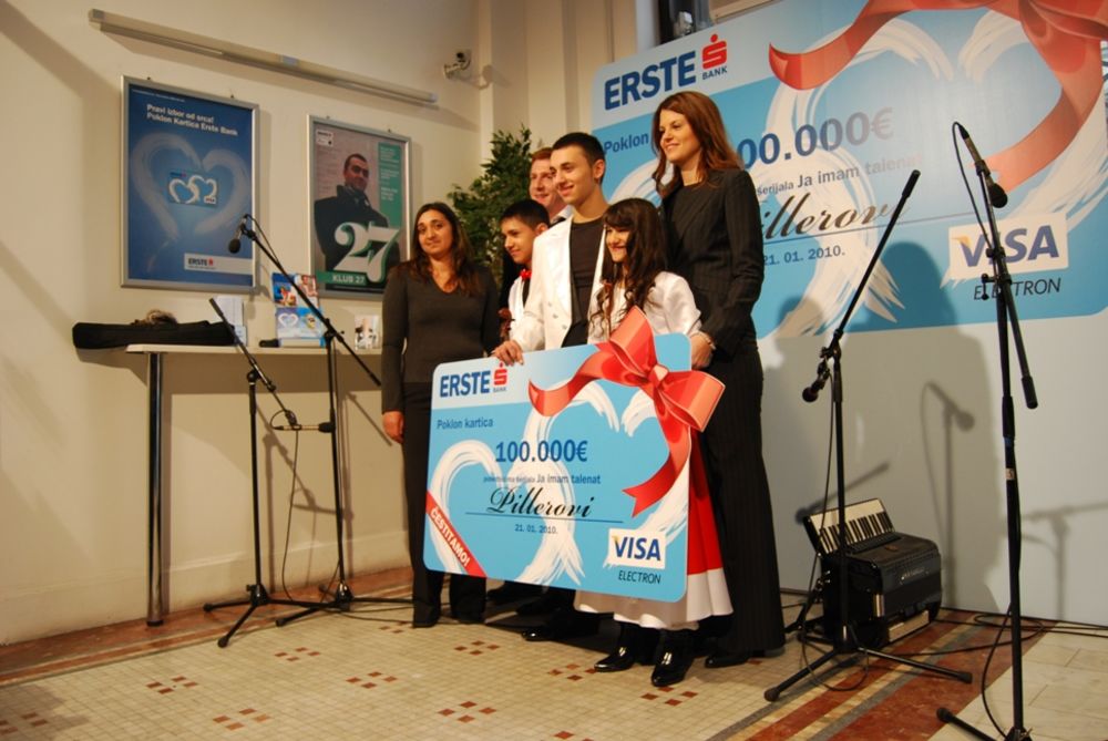 Erste Banka uručila je danas pobednicima TV šou programa Ja imam talenat, Sandri, Darku i Danijelu Piler, novčanu nagradu u iznosu od 100.000 evra.