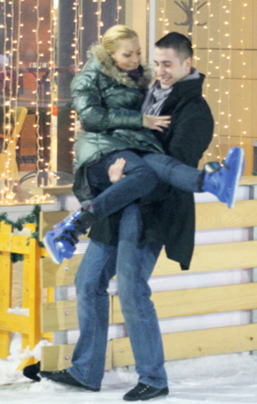 Pevačica Ivana Selakov pauzu između priprema za novogodišnje nastupe iskoristila je da sa svojim dečkom, veb dizajnerom Predragom Mirkovićem, oseti čari zime u prestonici