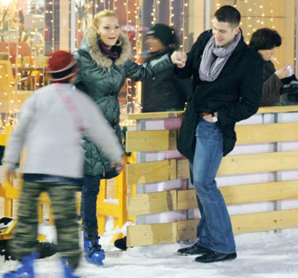 Pevačica Ivana Selakov pauzu između priprema za novogodišnje nastupe iskoristila je da sa svojim dečkom, veb dizajnerom Predragom Mirkovićem, oseti čari zime u prestonici