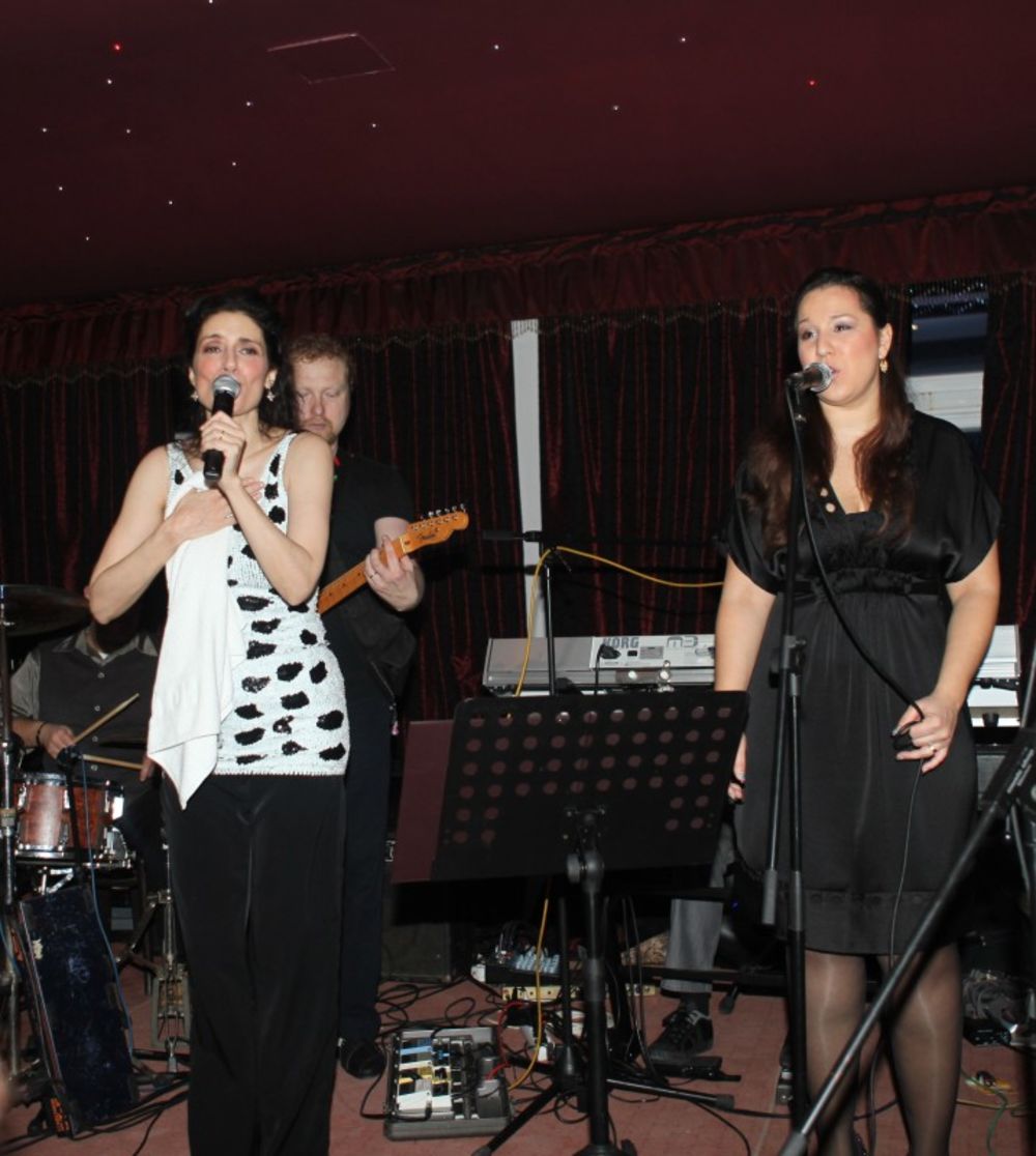 Emina Jahović pevala u Budvi i u Petrovcu, publika u transu uz Vesnu Zmijanac i Doris Dragović