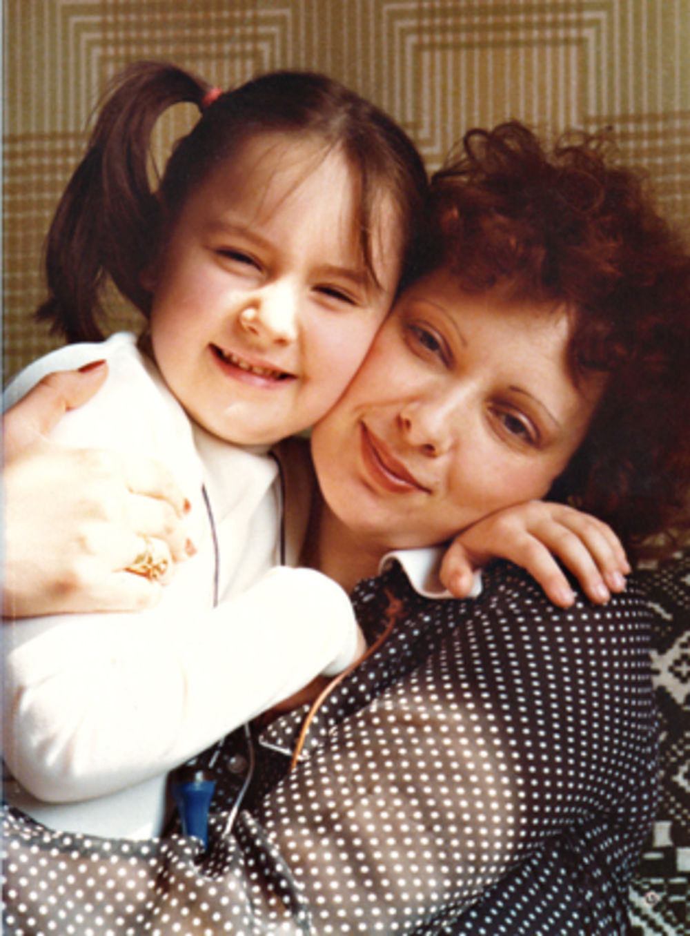 Aleksandra Kovač kao dete sa mamom