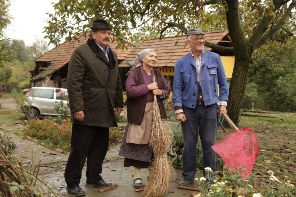 Poslednjeg dana 2009. godine na prvom programu RTSa u 20.05. gledaoci će moći da pogledaju pretpremijeru prve epizode novog, četvrtog ciklusa najpopularnije tv serije Selo gori a baba se češlja