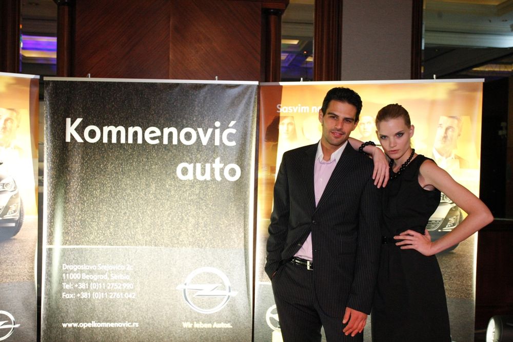 Kompanija Komnenović Auto sinoć je u Kristalnoj dvorani Hotela Hyatt premijerno prikazala sasvim novu Opel Astru, a promociji je prisustvovao veliki broj javnih ličnosti.