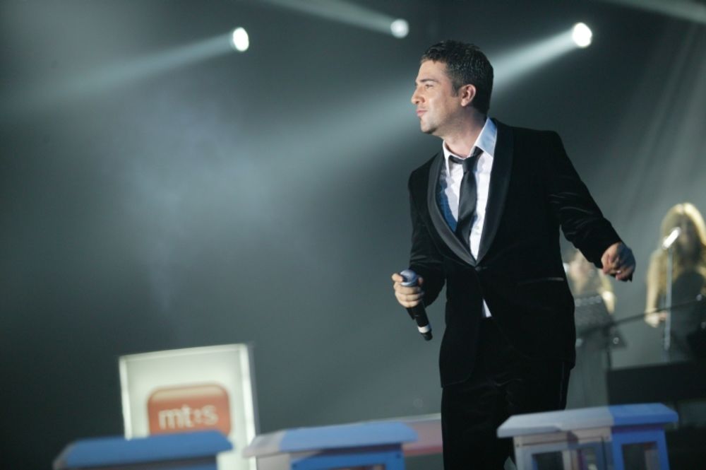 Pop pevač Željko Joksimović održao je u sredu devetog decembra u Expo centru glamuroznu koncertnu promociju povodom objavljivanja novog albuma Ljubavi