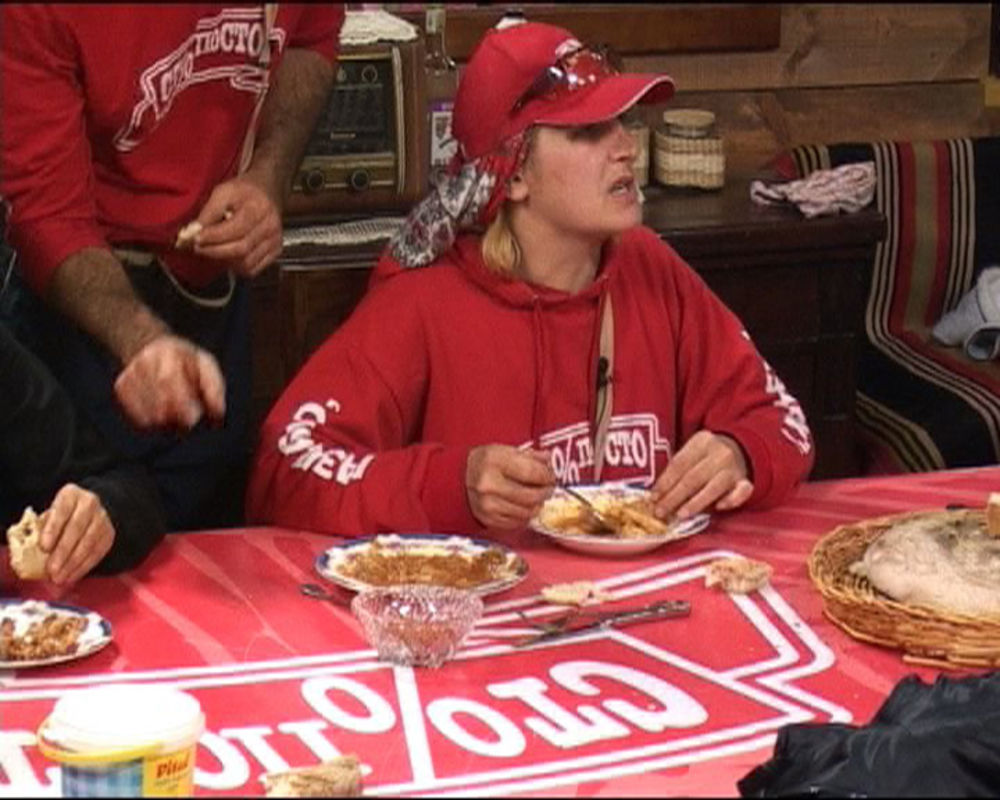 Folk pevačica Cakana saopštila je ukućanima da joj se sklanjaju sa puta zato što je loše volje