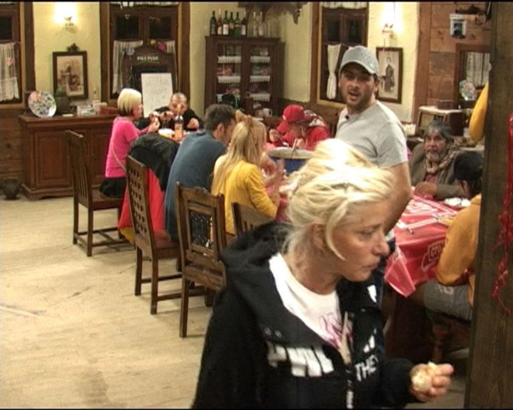 Folk pevačica Cakana saopštila je ukućanima da joj se sklanjaju sa puta zato što je loše volje