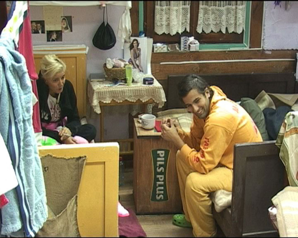 Folk pevačica Cakana saopštila je ukućanima da joj se sklanjaju sa puta zato što je loše volje