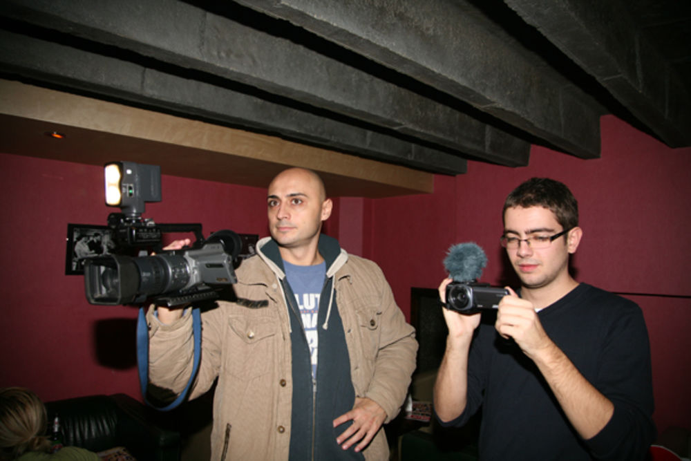 Novinar Danilo Mašojević sa kolegom Denisom sa televizije Pink