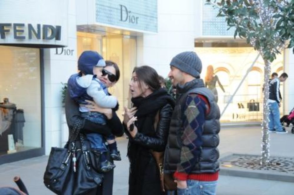 Pop pevačica Emina Jahović koristi lepe jesenje dane da sa suprugom Mustafom Sandalom i sinom Jamanom prošeta Istanbulom