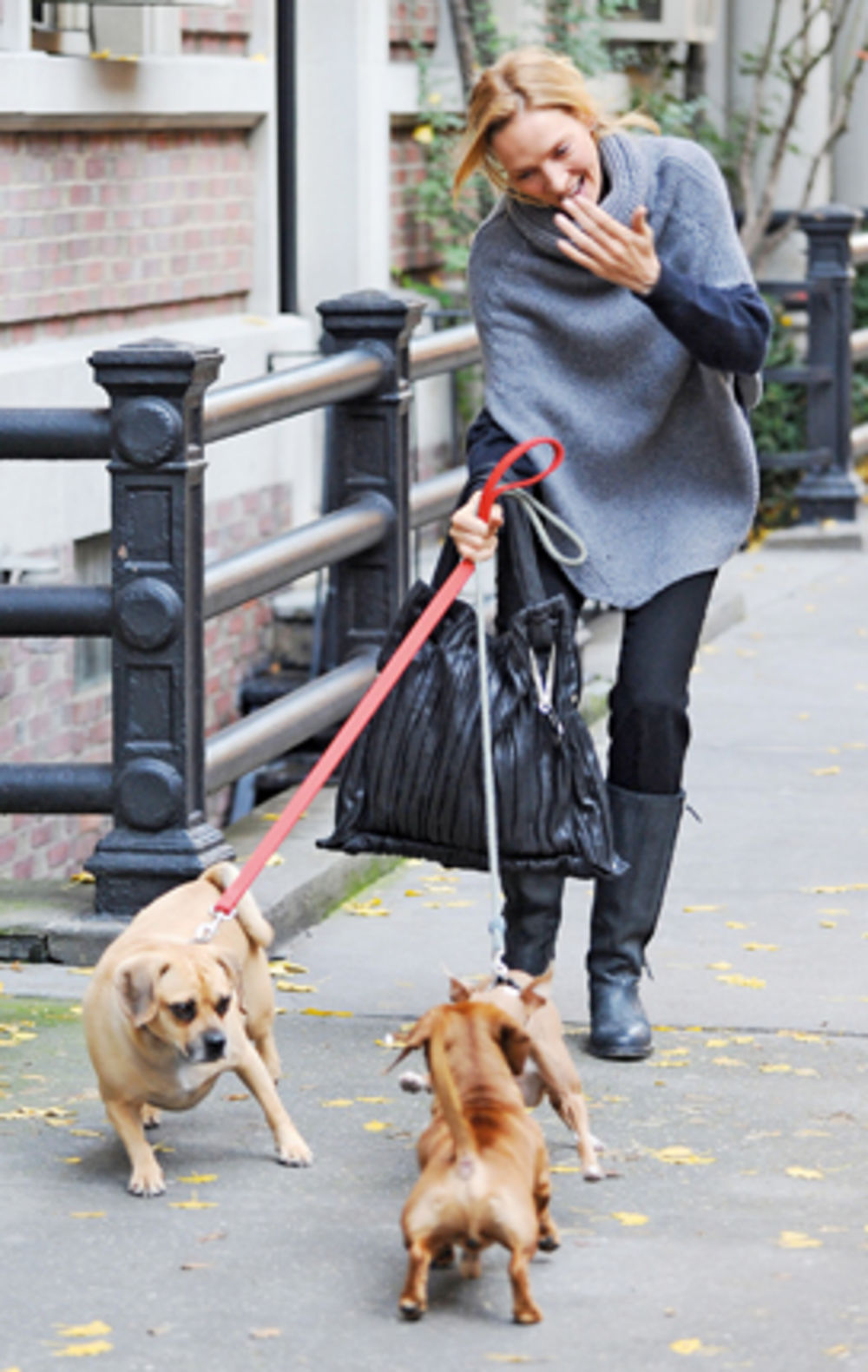 Američka glumica Uma Turman iskoristila je slobodan dan protekle nedelje kako bi sa svoja dva psića prošetala ulicama Njujorka