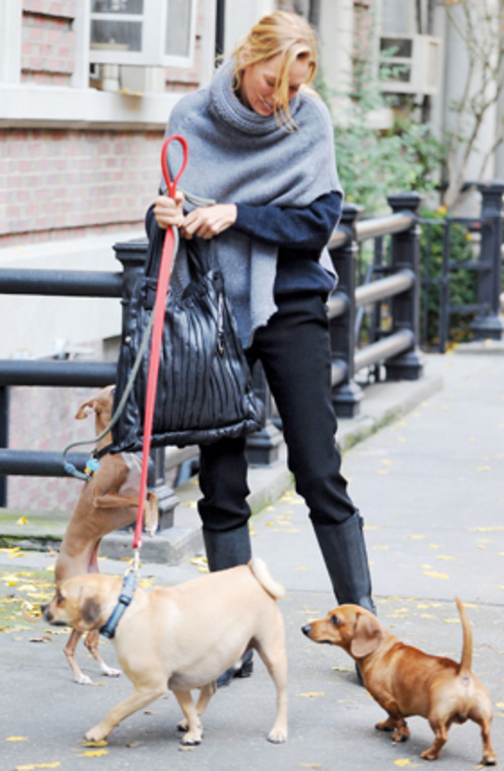 Američka glumica Uma Turman iskoristila je slobodan dan protekle nedelje kako bi sa svoja dva psića prošetala ulicama Njujorka