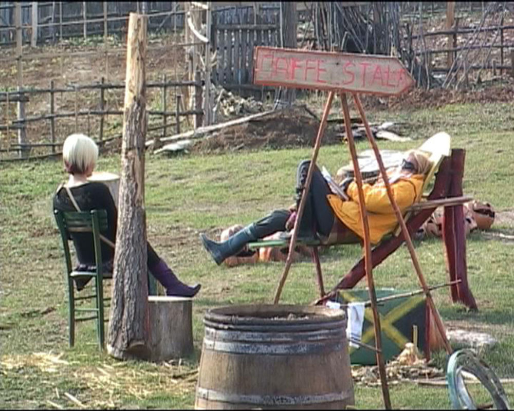 Kako se vreme izbacivanja približava, Maja postaje sve uznemirenija. Sandra i marko obnavljaju odnose, a Sale postavlja farmerima nezgodna pitanja.