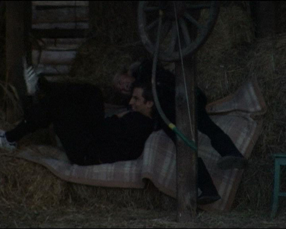 Kako se vreme izbacivanja približava, Maja postaje sve uznemirenija. Sandra i marko obnavljaju odnose, a Sale postavlja farmerima nezgodna pitanja.