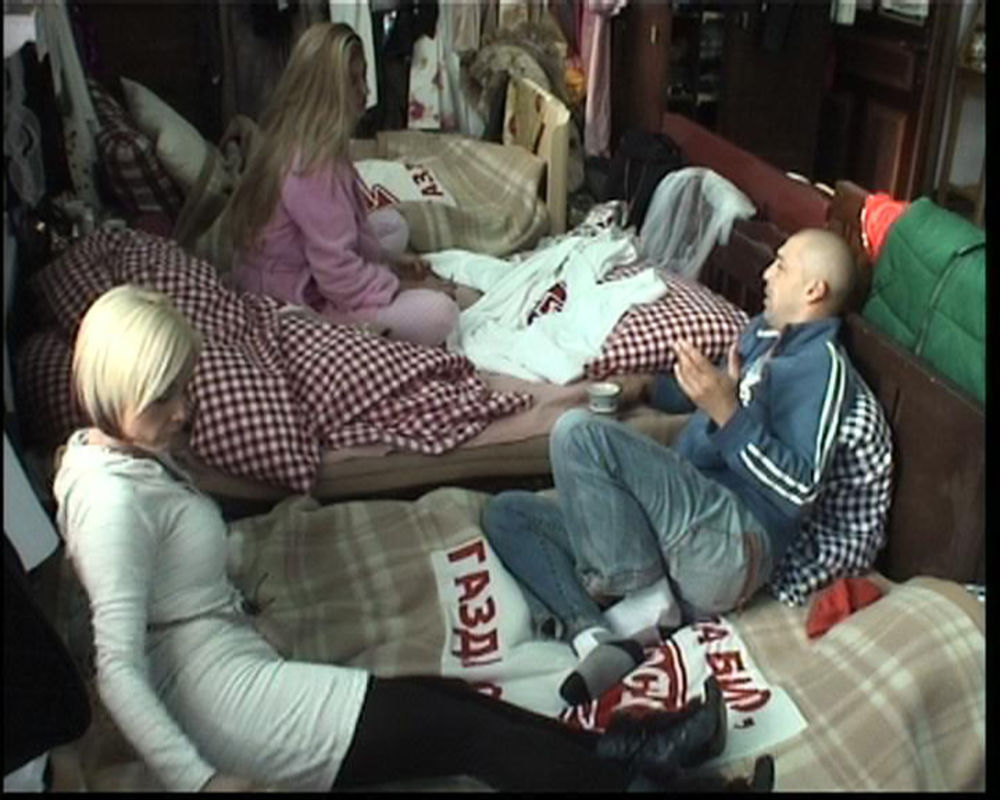 Farmeri su počeli sa realizacijom ovonedeljnog zadatka. Oko devet sati svi su u dvorištu i snimaju jutarnji program.