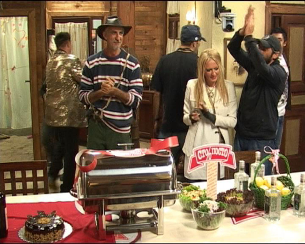 Farmeri su počeli sa realizacijom ovonedeljnog zadatka. Oko devet sati svi su u dvorištu i snimaju jutarnji program.