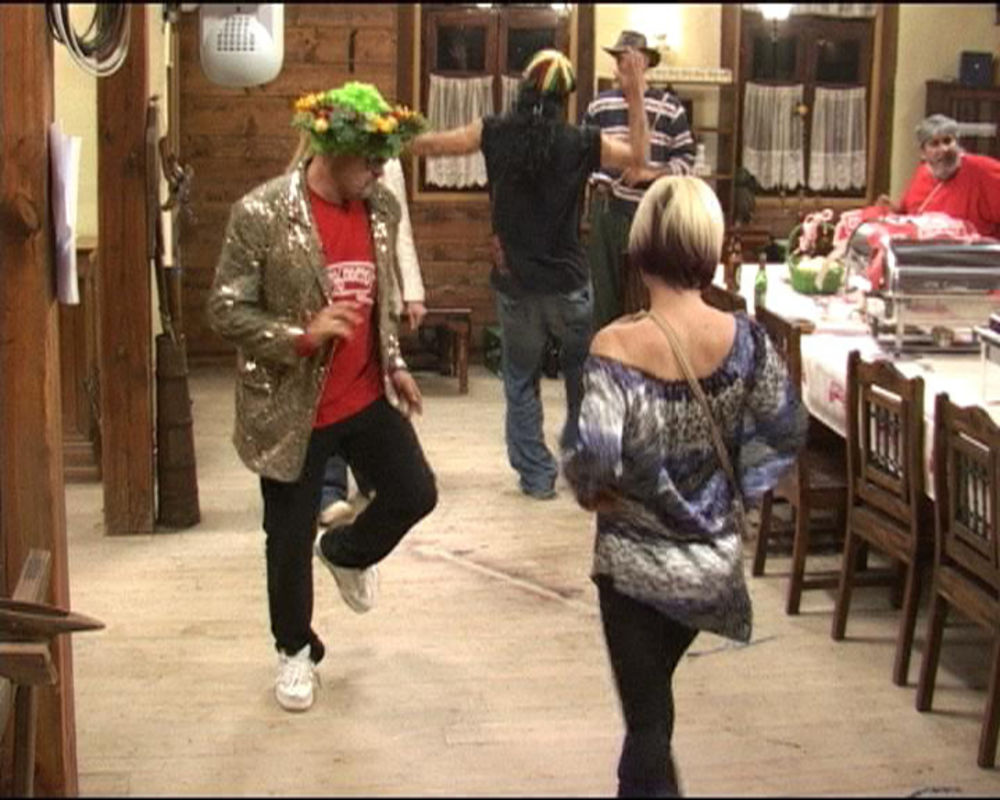 Farmeri su počeli sa realizacijom ovonedeljnog zadatka. Oko devet sati svi su u dvorištu i snimaju jutarnji program.