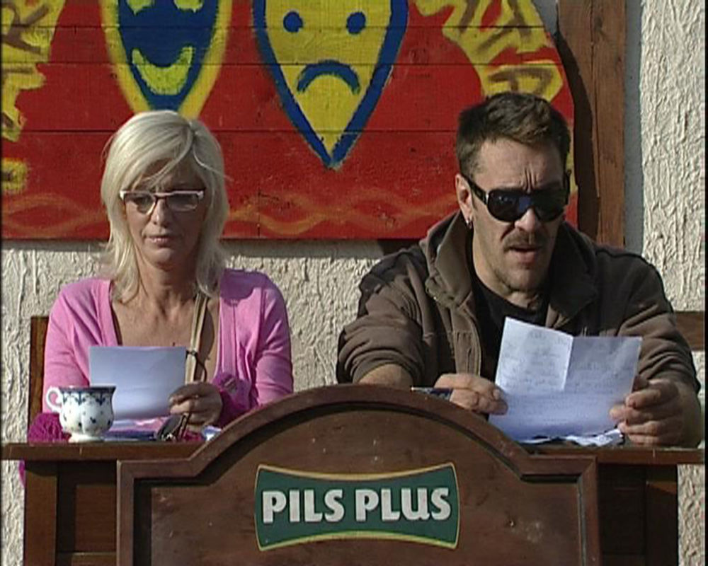 Farmeri su počeli sa realizacijom ovonedeljnog zadatka. Oko devet sati svi su u dvorištu i snimaju jutarnji program.