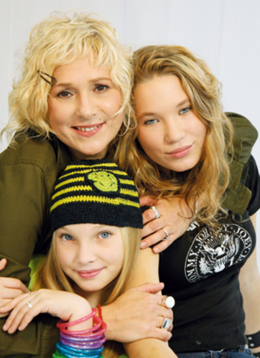 Marina Perazić sa ćerkama Miom i Lunom