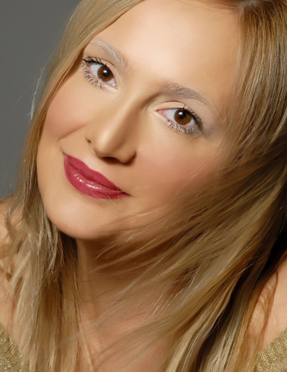Pre petnaest godina pevačica i kompozitor Leontina Vukomanović prvi put je promenila boju kose, a posle mahagoni crvene, probala je kako joj stoje svetliji pramenovi, a potom je izabrala nijansu plave kojoj je i danas verna
