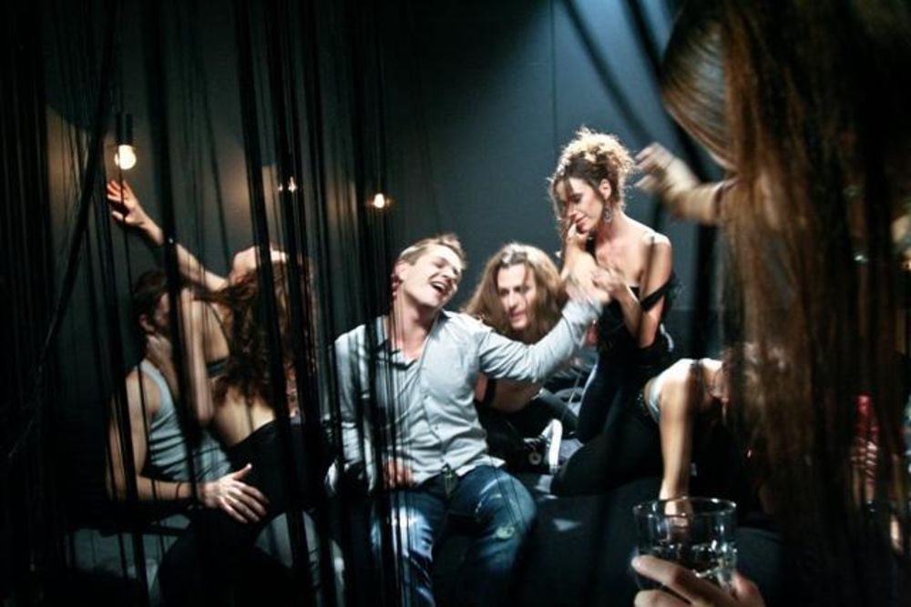 Pevač Aleksa Jelić završio je snimanje spota za pesmu U tami disko kluba, koji obiluje eksplicitnim ljubavnim scenama