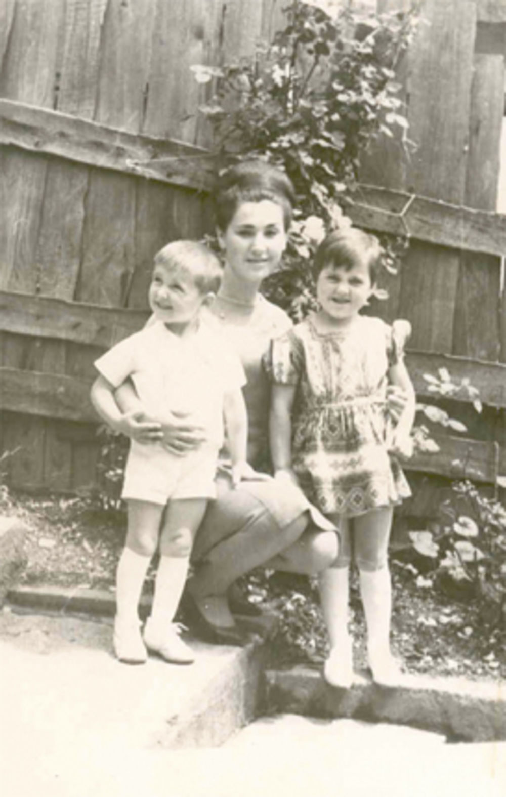 Hari kao dete sa sestrom Sabinom i mamom Zlatom